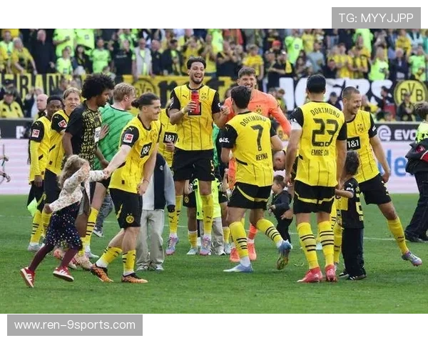 多特欧冠出局边缘，球迷怒喊“换帅”——德甲豪门的危机与变革呼声